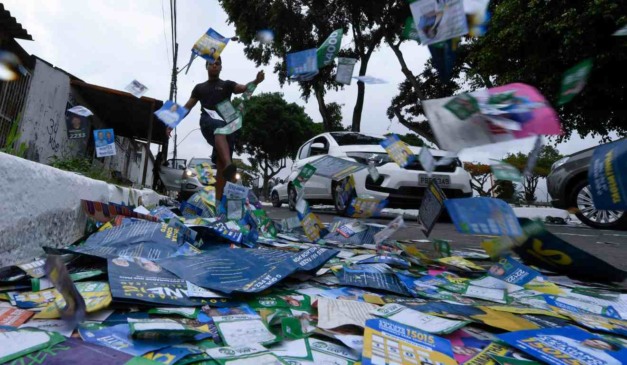 "Santinhos" de candidatos no chão próximo a seção eleitoral do Distrito Federal, nas eleições de 2024.