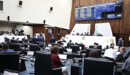 Sessão plenária na Assembleia Legislativa do Paraná Sessão plenária na Assembleia Legislativa do Paraná