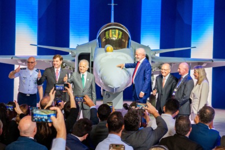 Brasil apresenta primeiro caça F-39 Gripen montado no país Brasil apresenta primeiro caça F-39 Gripen montado no país