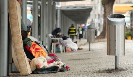 População em situação de rua em praça de Curitiba; tema pautará Comissão na Câmara Municipal