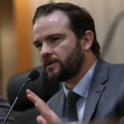 foto do ministro da fazenda dario durigan