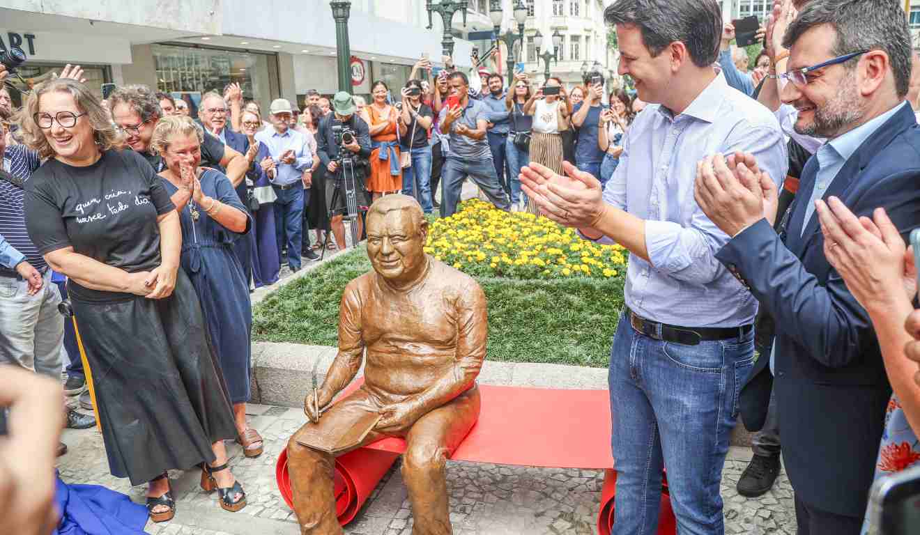 Prefeito de Curitiba, Eduardo Pimentel, inaugura a escultura de Jaime Lerner no calçadão da Rua XV, no Centro.
