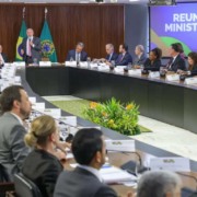 Presidente Lula fala para os 38 ministros do seu governo durante reunião em Brasília.