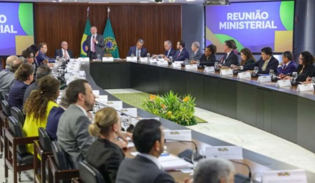 Presidente Lula fala para os 38 ministros do seu governo durante reunião em Brasília.