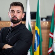 Vereador ficou conhecido por divulgar vídeos em que aparece prendendo suspeitos