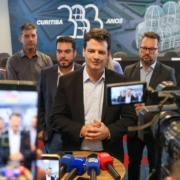 Prefeito de Curitiba Eduardo Pimentel concede entrevista coletiva para repórteres