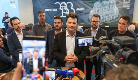 Prefeito de Curitiba Eduardo Pimentel concede entrevista coletiva para repórteres