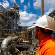 Operário da Petrobras observa refinaria de petróleo em Ipojuca (PE)