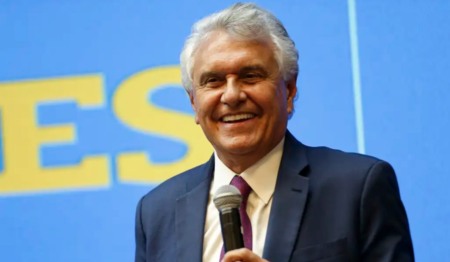 Governador de Goiás, Ronaldo Caiado, discursa com o microfone na mão Governador de Goiás, Ronaldo Caiado, discursa com o microfone na mão