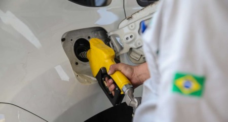 preço do combustível disparou após início da guerra no Oriente Médio. preço do combustível disparou após início da guerra no Oriente Médio.