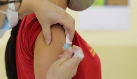 Enfermeiro aplica dose de vacina contra gripe em paciente Enfermeiro aplica dose de vacina contra gripe em paciente