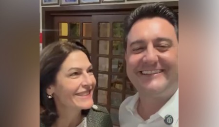 Ratinho Junior e Cristina Graeml, lado a lado, e filiados ao PSD