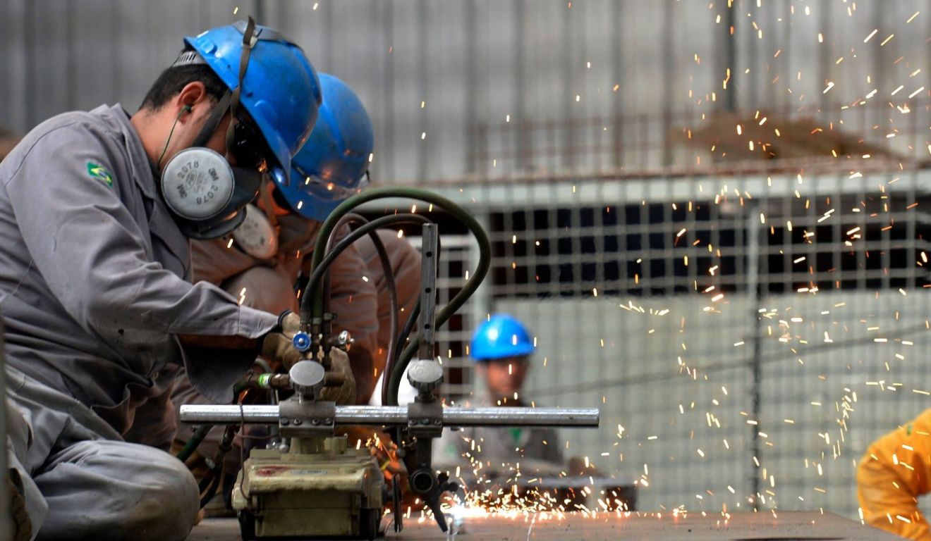 Imagem mostra trabalhadores de ind&uacute;stria metal&uacute;rgica em alus&atilde;o ao projeto de lei de Lula sobre o fim da Escala 6 x 1
