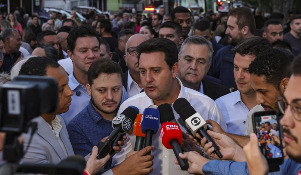 Ratinho Junior durante entrevista em Curitiba; governador admitiu lançar candidato de sucessão fora do PSD