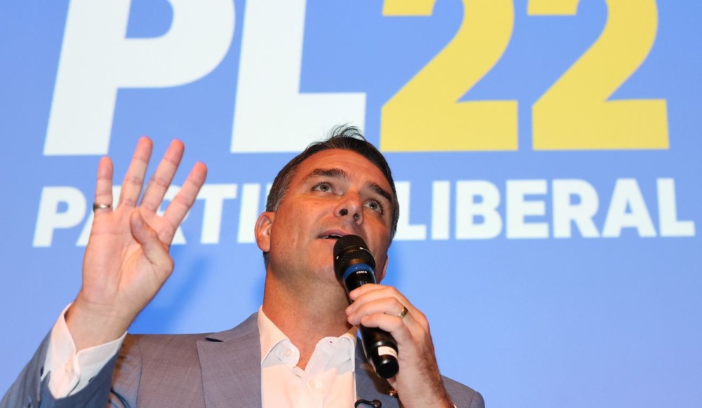 Flávio Bolsonaro e Milei se encontram na Argentina, em aceno do presidente a pré-candidato do PL