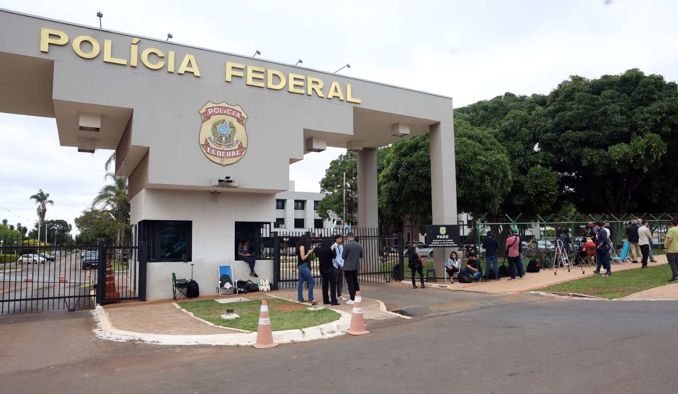 Polícia Federal cumpre três mandados contra compra e venda de votos no Paraná