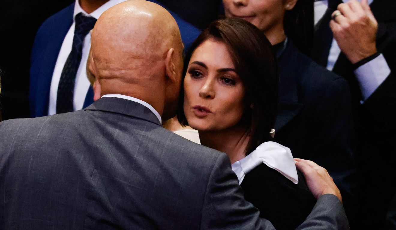 foto de michelle bolsonaro cumprimentando alexandre de moraes com beijo no rosto