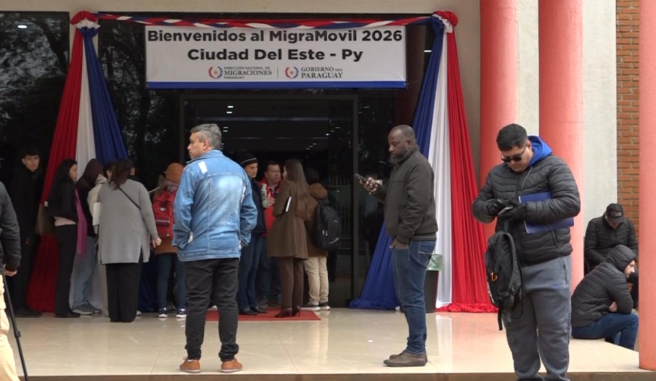 Fila de imigração em Ciudad del Este, no Paraguai.