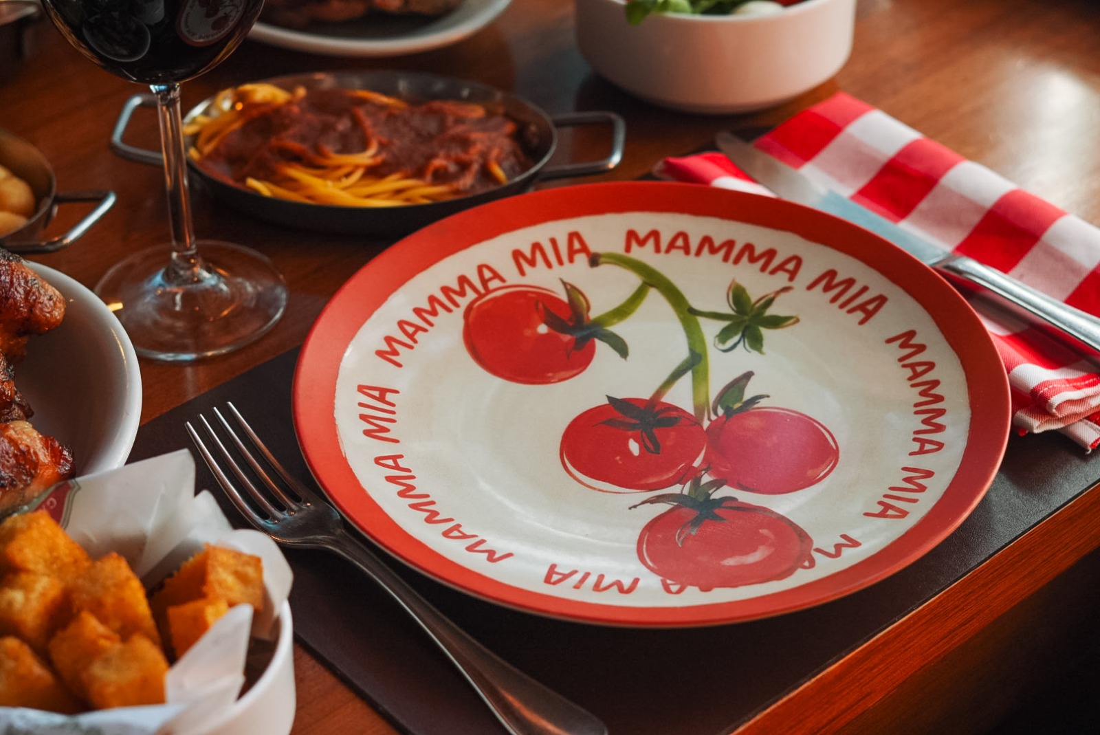 O tomate vira inspiração para celebrar sabores e memórias da cozinha italiana