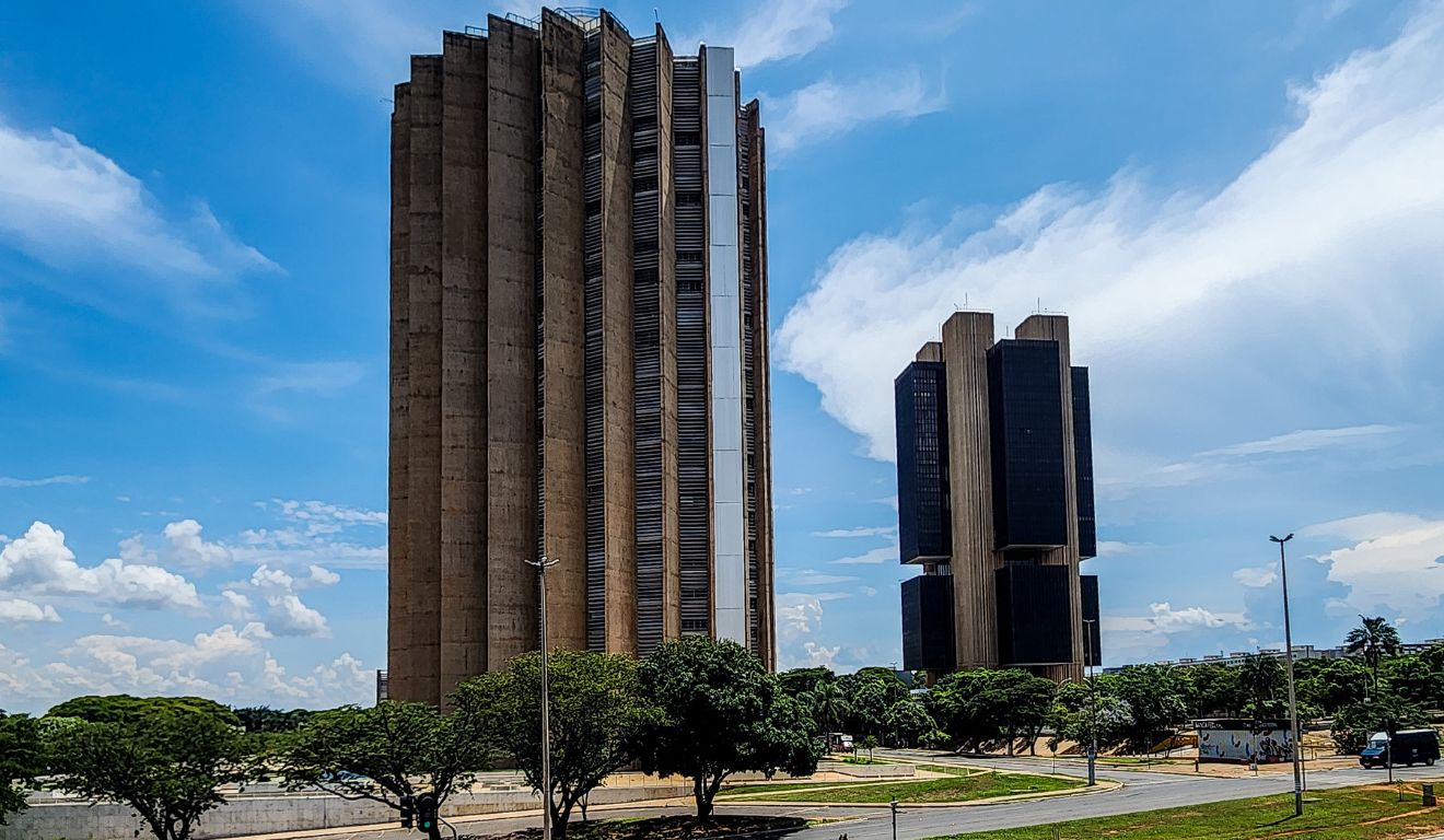 Copom deixa novos cortes na Selic em aberto, mas vê inflação ainda “pressionada”