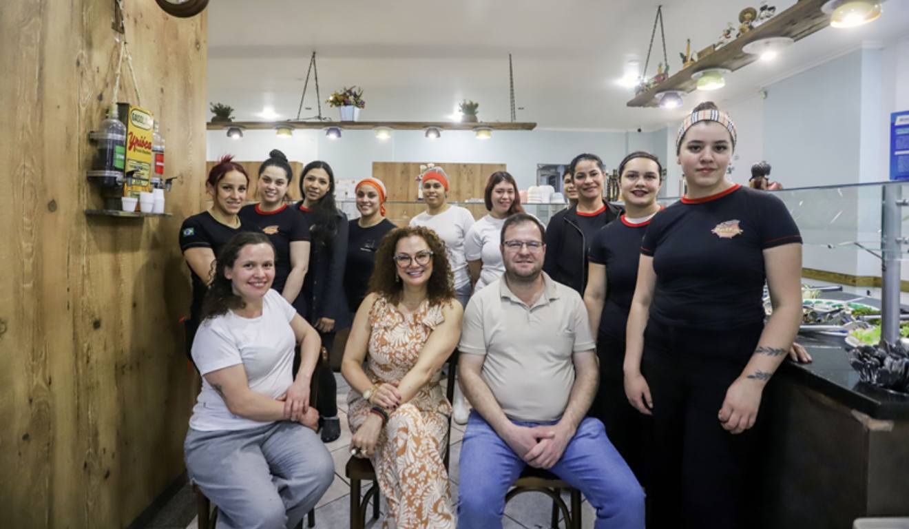 Filha adotiva que passou fome no Ceará, ela foi diarista e balconista no Rio por quase 20 anos, recomeçou no interior do Paraná depois do AVC do marido e hoje comanda dois restaurantes e um brechó no Centro de Curitiba, com 26 funcionários e 420 refeições por dia; veja como ela virou o jogo