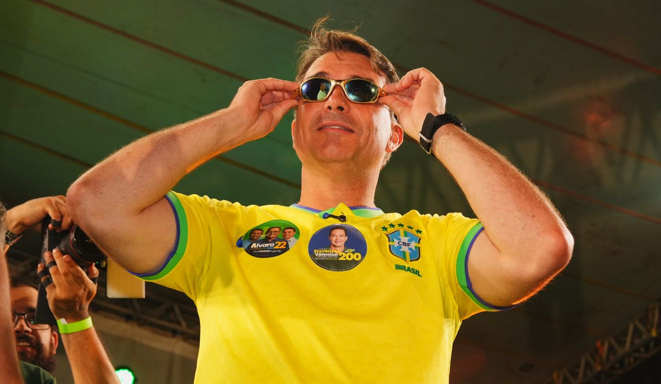“Não entregou a picanha e vai entregar caneta?”: Flávio Bolsonaro provoca Lula