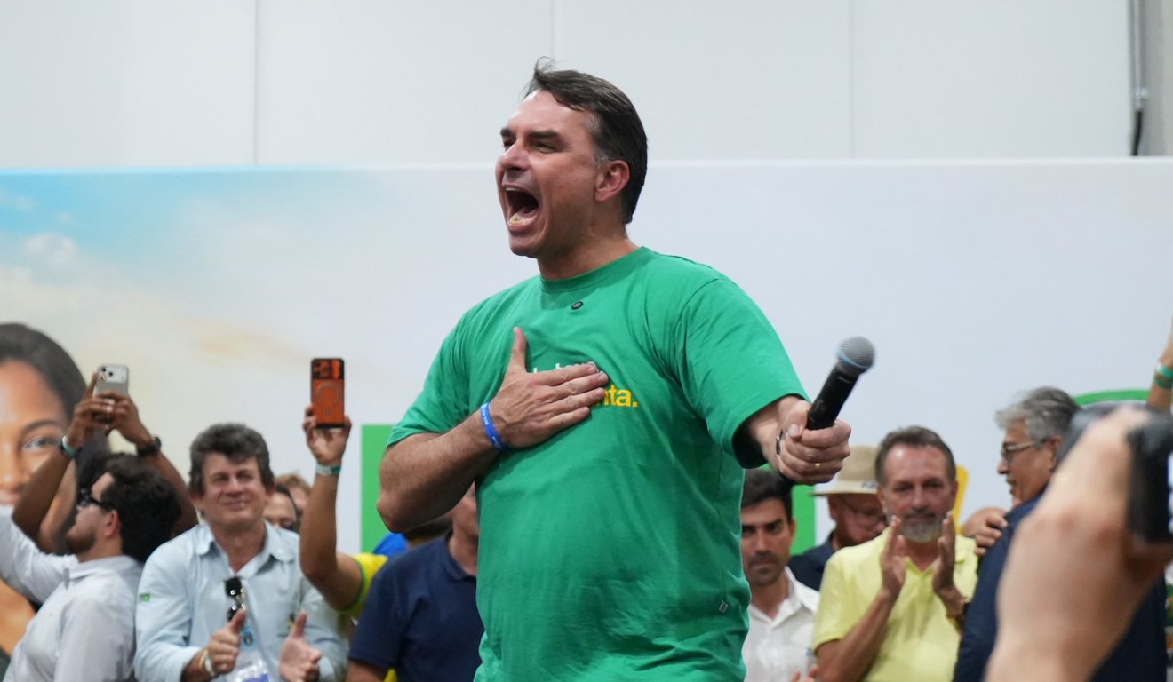 Flávio Bolsonaro ironiza uso de jatinho ligado a Vorcaro e provoca Alexandre de Moraes