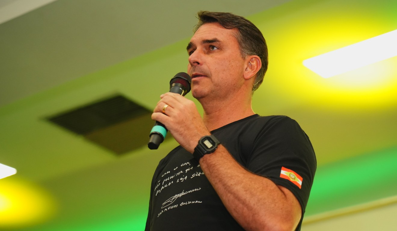 Flávio Bolsonaro faz ofensiva por voto útil e diz ser “único” capaz de derrotar Lula