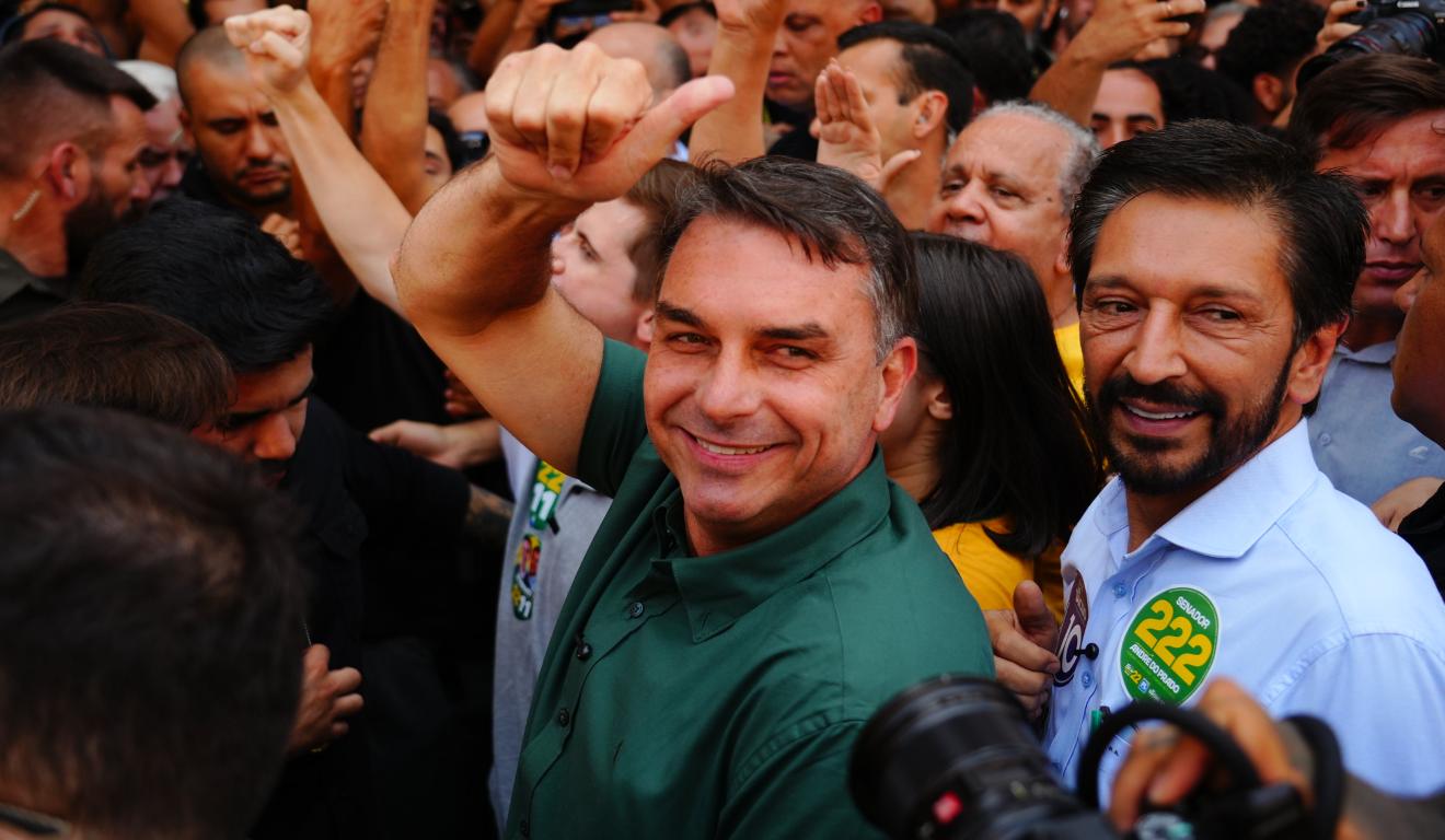 Após criticar CNBB, Flávio Bolsonaro muda o tom e fala em “grande fake news” sobre Nossa Senhora