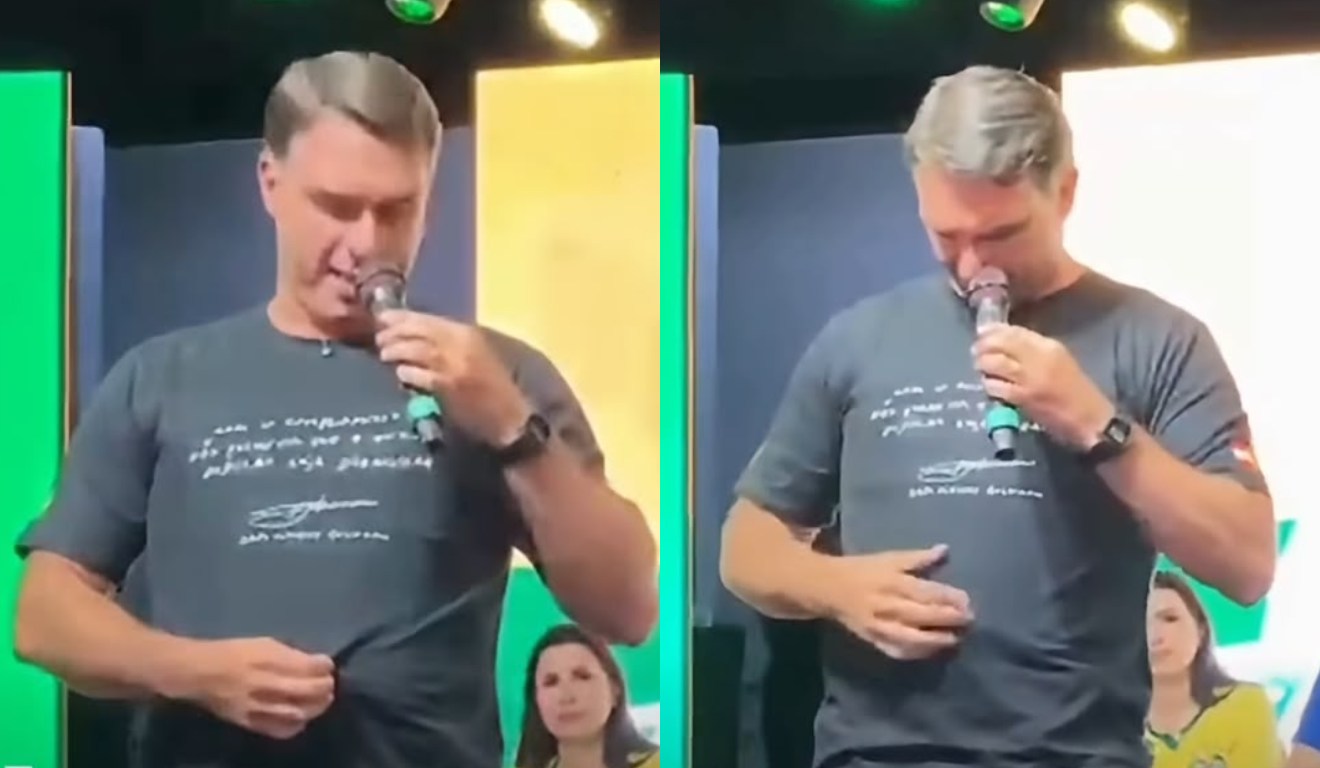Flávio exibe trecho de carta de Jair Bolsonaro na camisa durante comício em SC