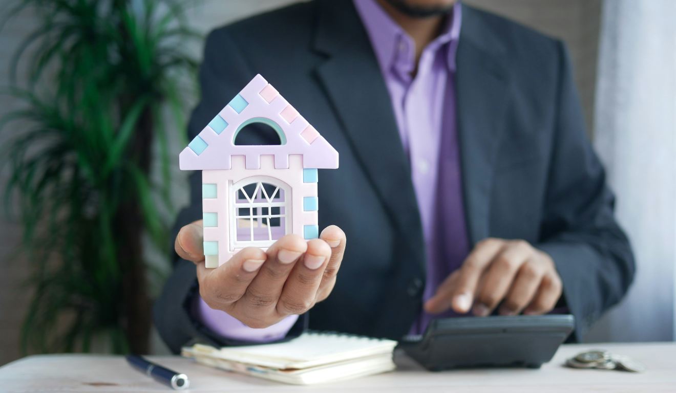 Compradores de apartamento que deveria ter sido entregue em julho de 2014 processaram as construtoras e o banco que financiou a obra, mas o STJ decidiu em setembro que a instituição financeira não responde pelo atraso; entenda o que muda para quem compra imóvel na planta e de quem cobrar