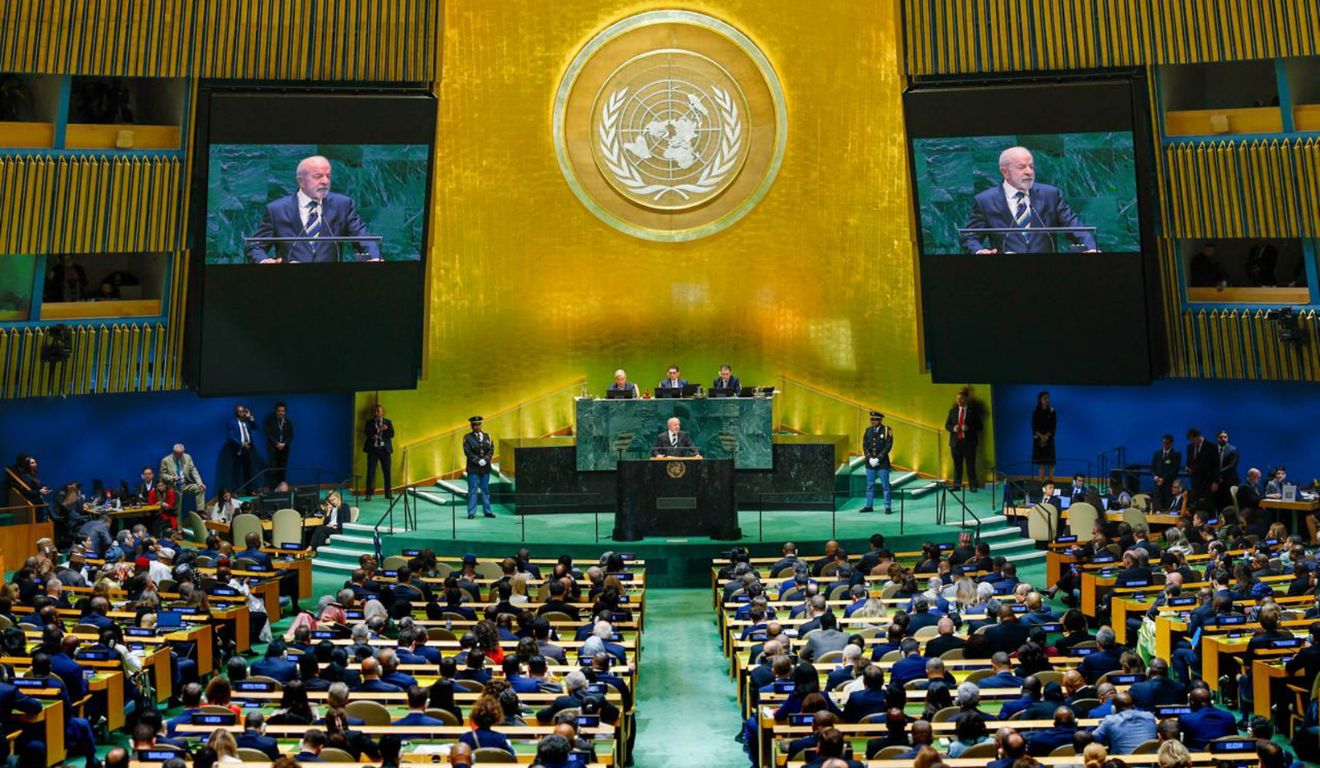Flávio Bolsonaro entra com ação no TSE para que Lula não use eleitoralmente participação na ONU
