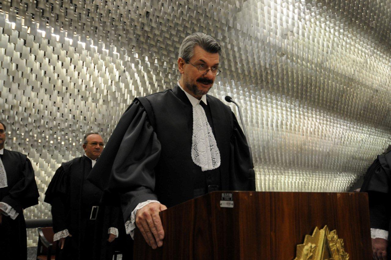 AGU quer perda definitiva de cargo para ministro do STJ acusado de assédio sexual