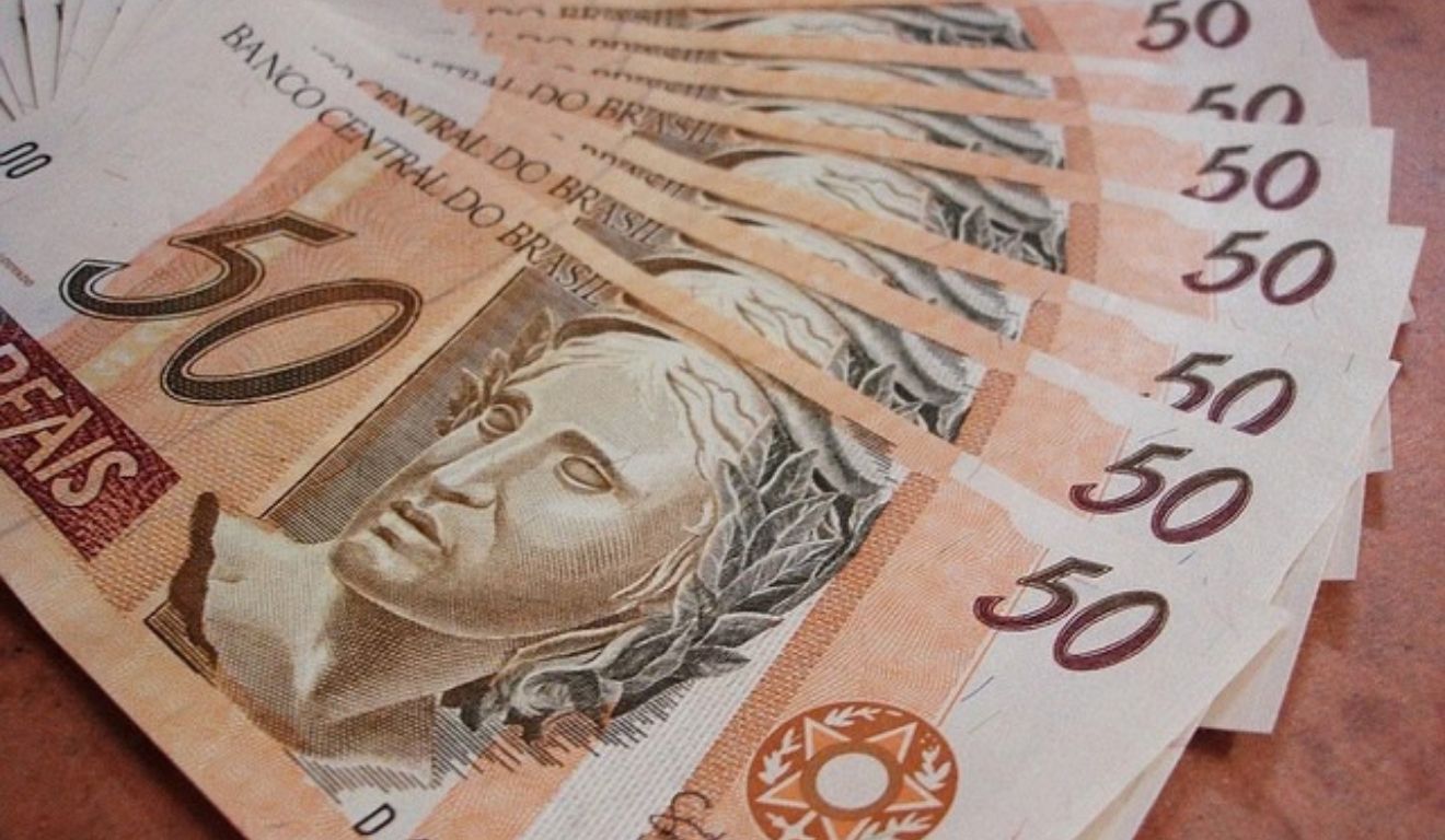 Salário não é mais totalmente intocável: STJ decide que parte da renda de milhões de brasileiros pode ser penhorada para pagar dívidas comuns, como empréstimos e cartão, quando não houver outro jeito de cobrar; entenda quem pode ser atingido e como se defender