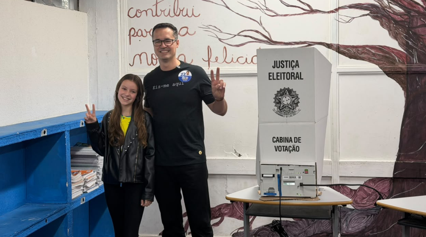 Deltan Dallagnol vota em Curitiba e fala em defender interesses do Paraná
