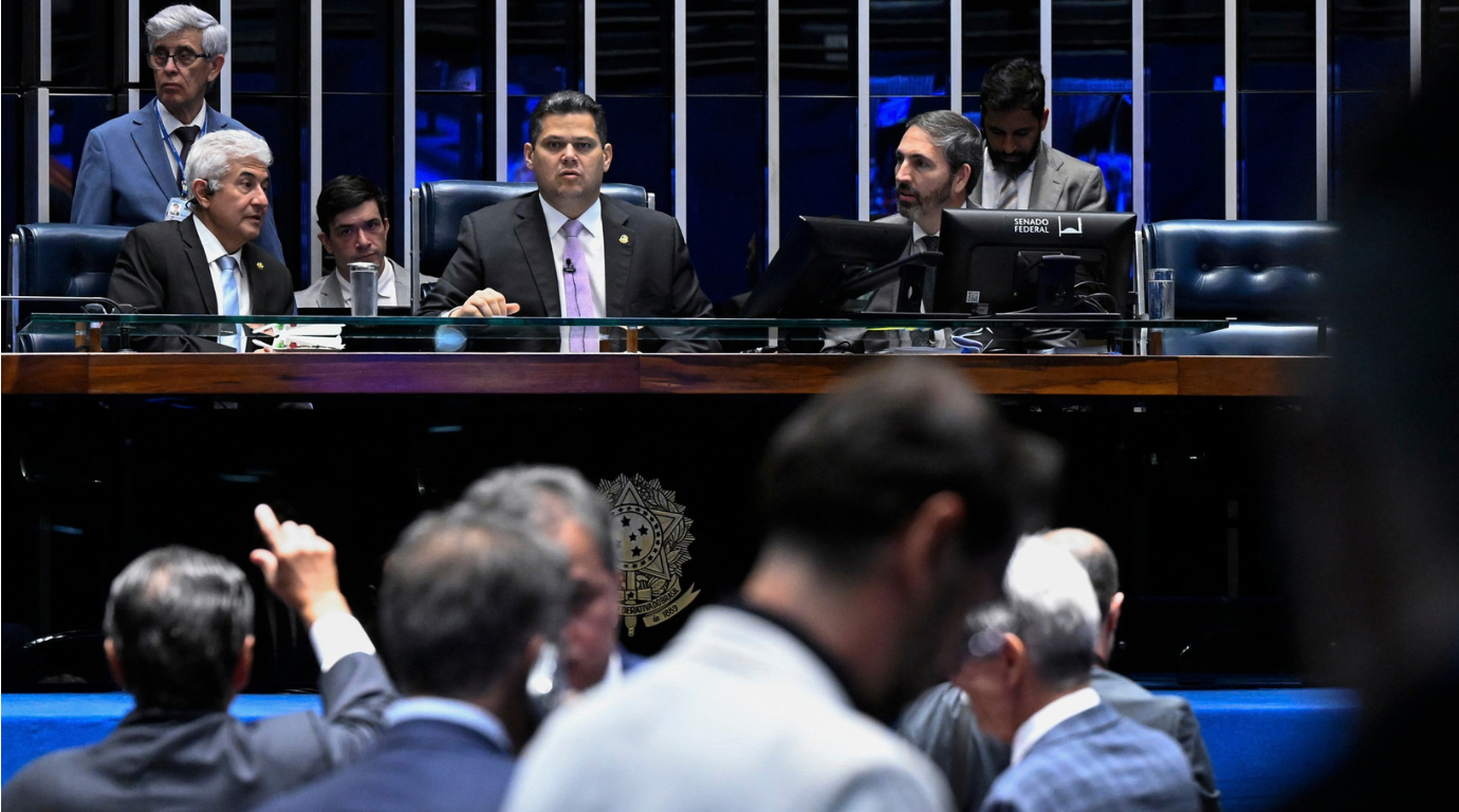 Oposição tenta adiar votação da escala 6×1 após “vitória” de Flávio Bolsonaro nas urnas
