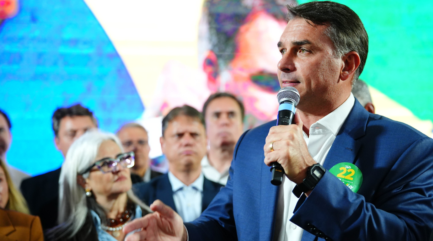 Flávio Bolsonaro promete Pix para devolver gastos de consumidores; entenda