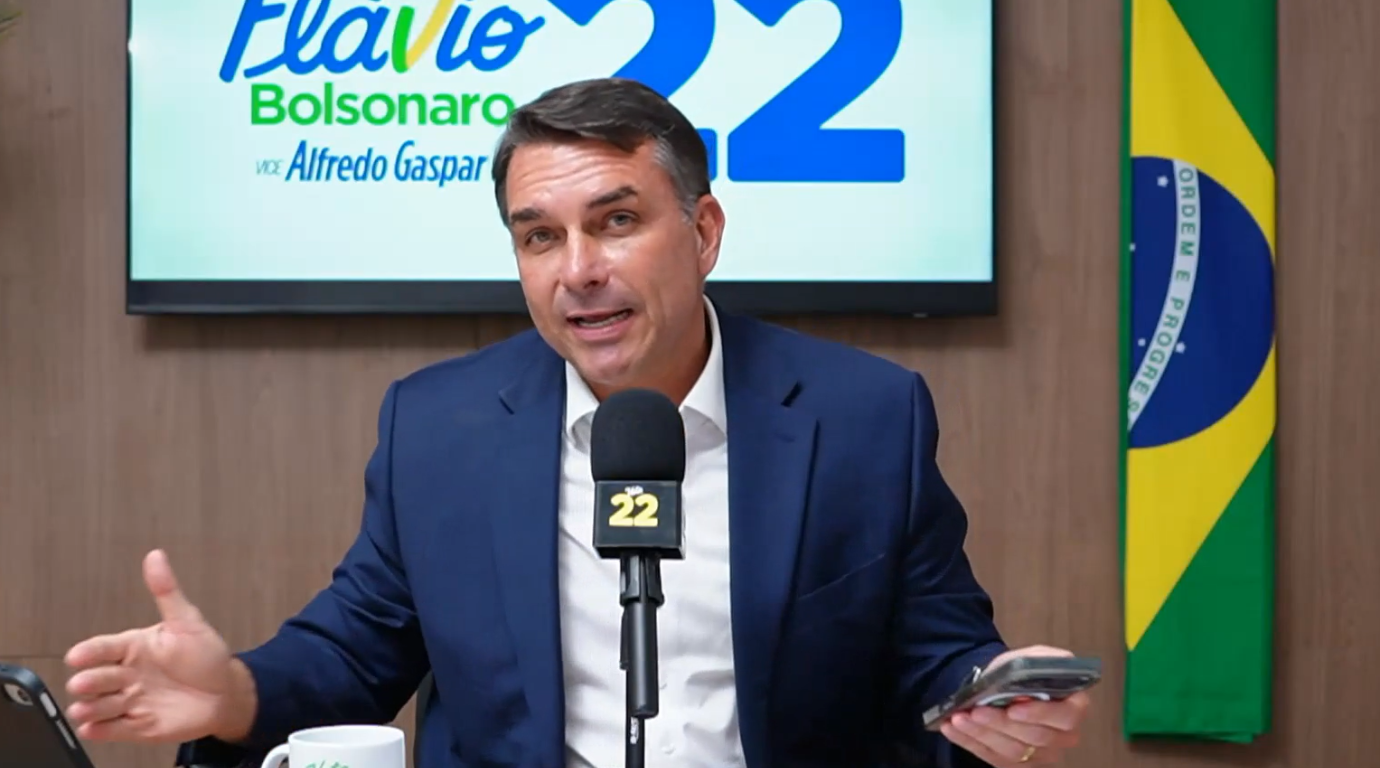 “Daqui a pouco até o Lula vai declarar apoio”, ironiza Flávio sobre alianças no 2º turno