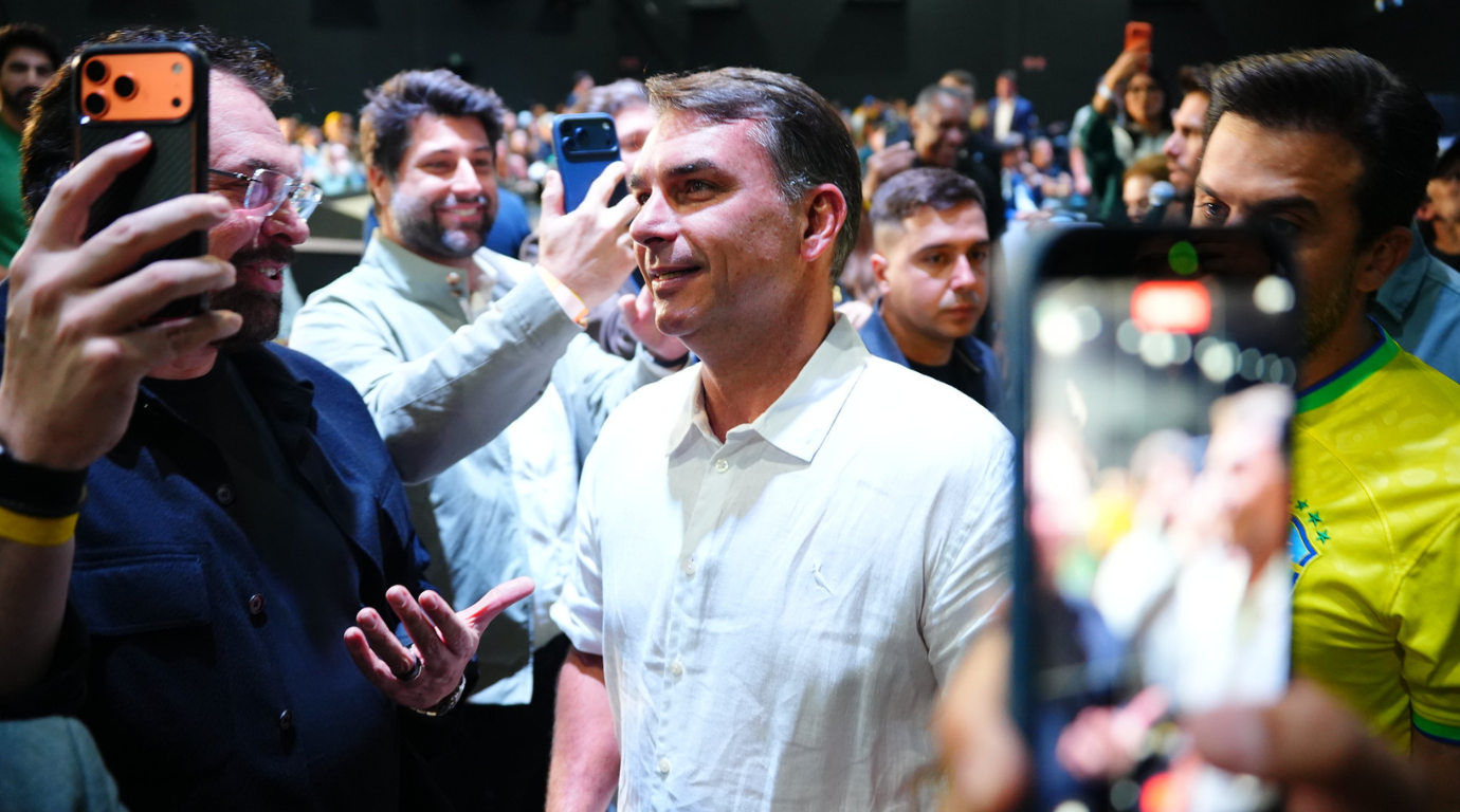 Flávio turbina anúncios pagos e aposta em influenciadores na reta final da campanha