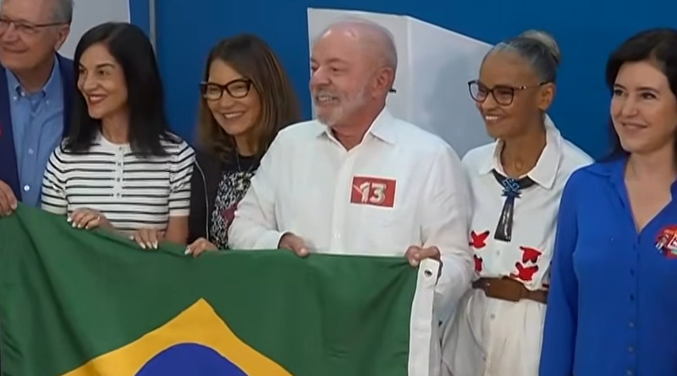 Com bandeira do Brasil, Lula fala em “gratidão ao povo brasileiro” ao votar no 2º turno