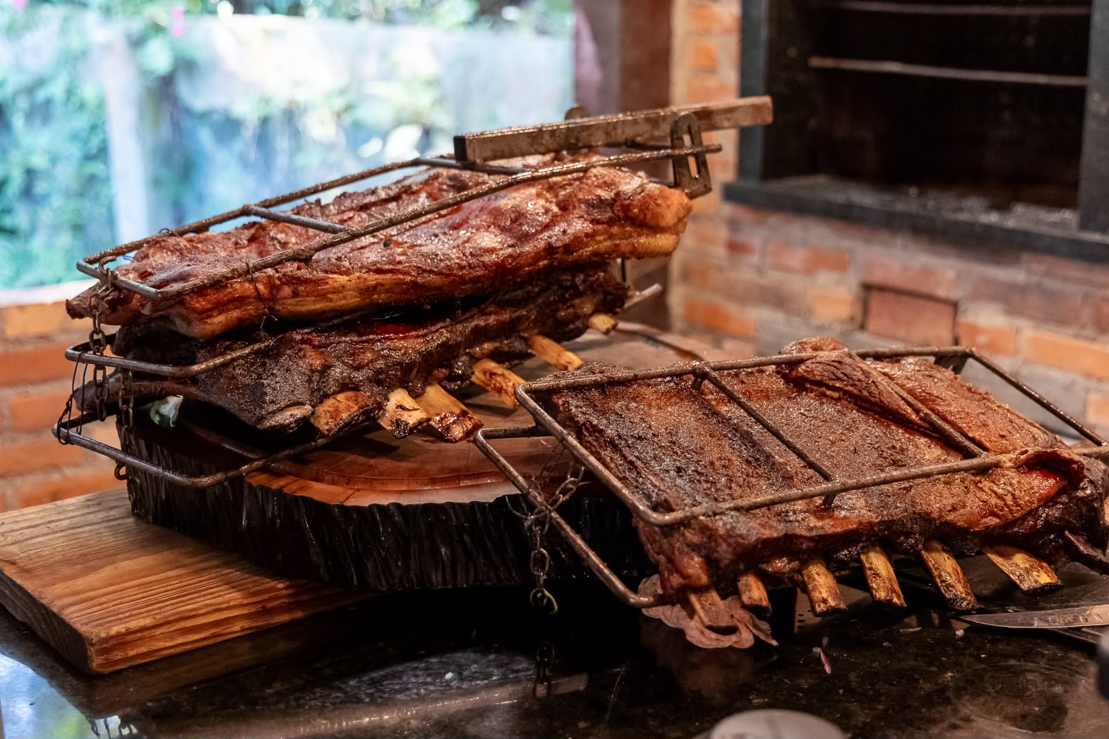 Costela de chão e brisket defumado integram menu de Marcos Oliveira