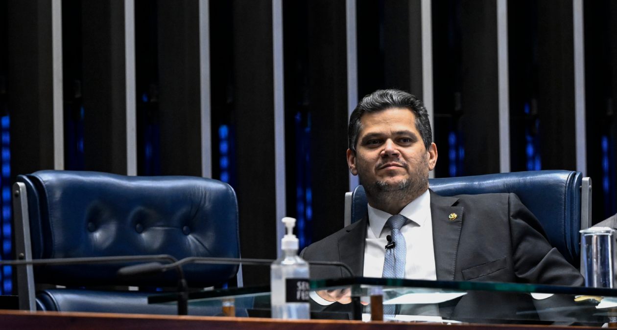 Alcolumbre adia votação da PEC da Segurança para após as eleições para evitar briga por redução da maioridade