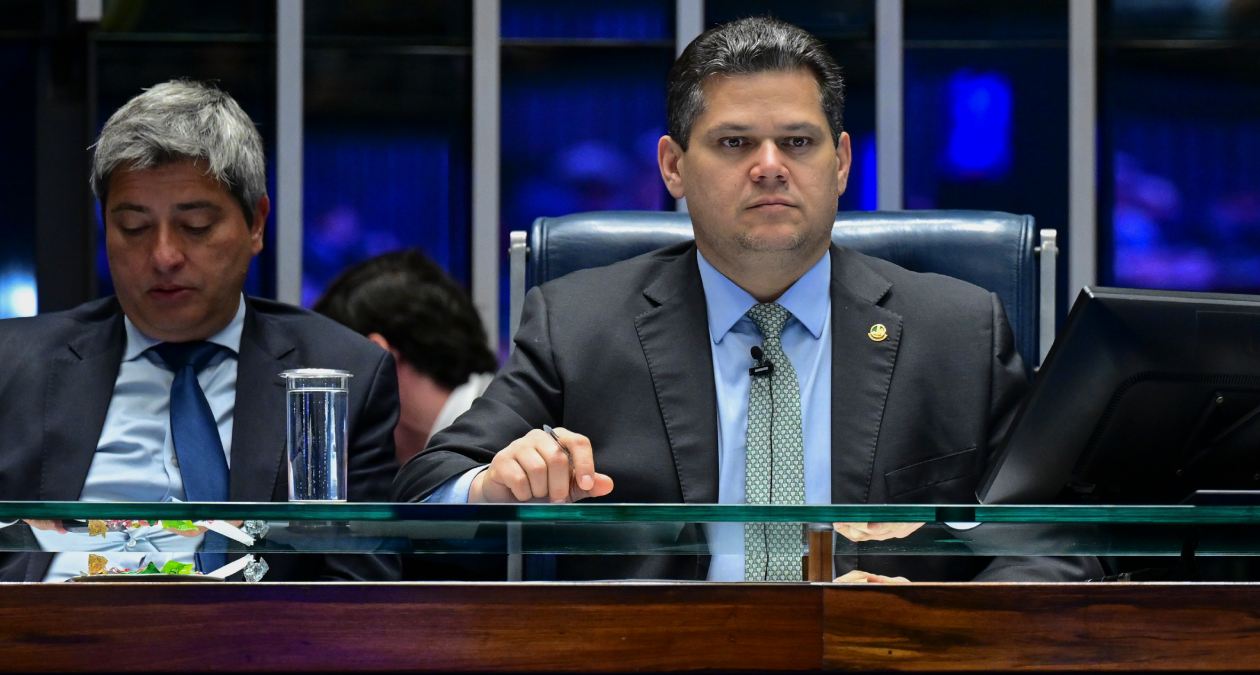 Alcolumbre adia votação da PEC da Segurança após impasse sobre redução da maioridade penal