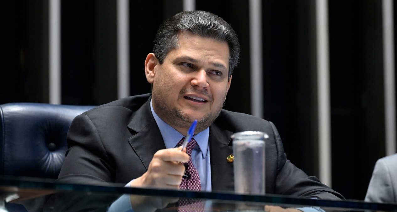 Alcolumbre pauta votação do fim da escala 6×1 para quarta-feira (14)