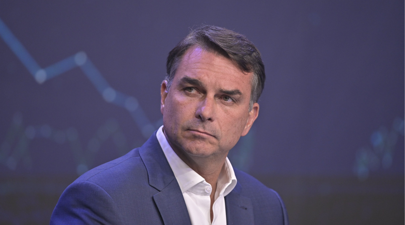 Polícia descarta suspeita de bomba em carro de Flávio Bolsonaro após debate