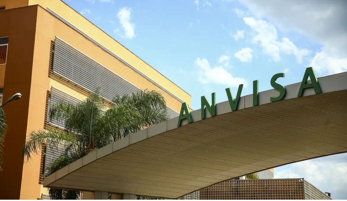 Anvisa suspende uso de lote de medicamento após encontrar vidro no interior de frascos
