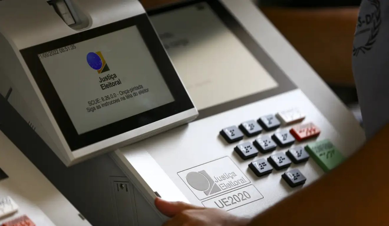 Após prorrogação do horário de votação, TSE interrompe apuração de votos