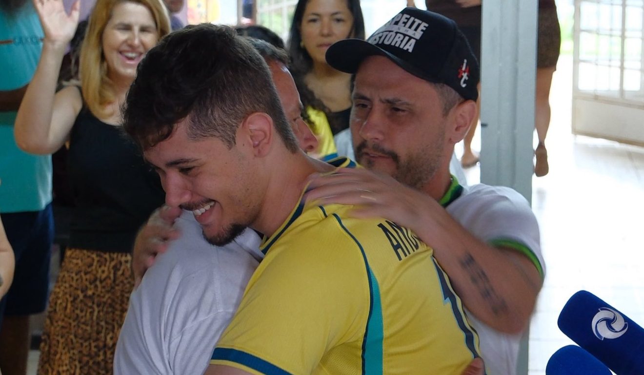 Cleitinho faz petistas e bolsonaristas se abraçarem em dia de votação; veja vídeo