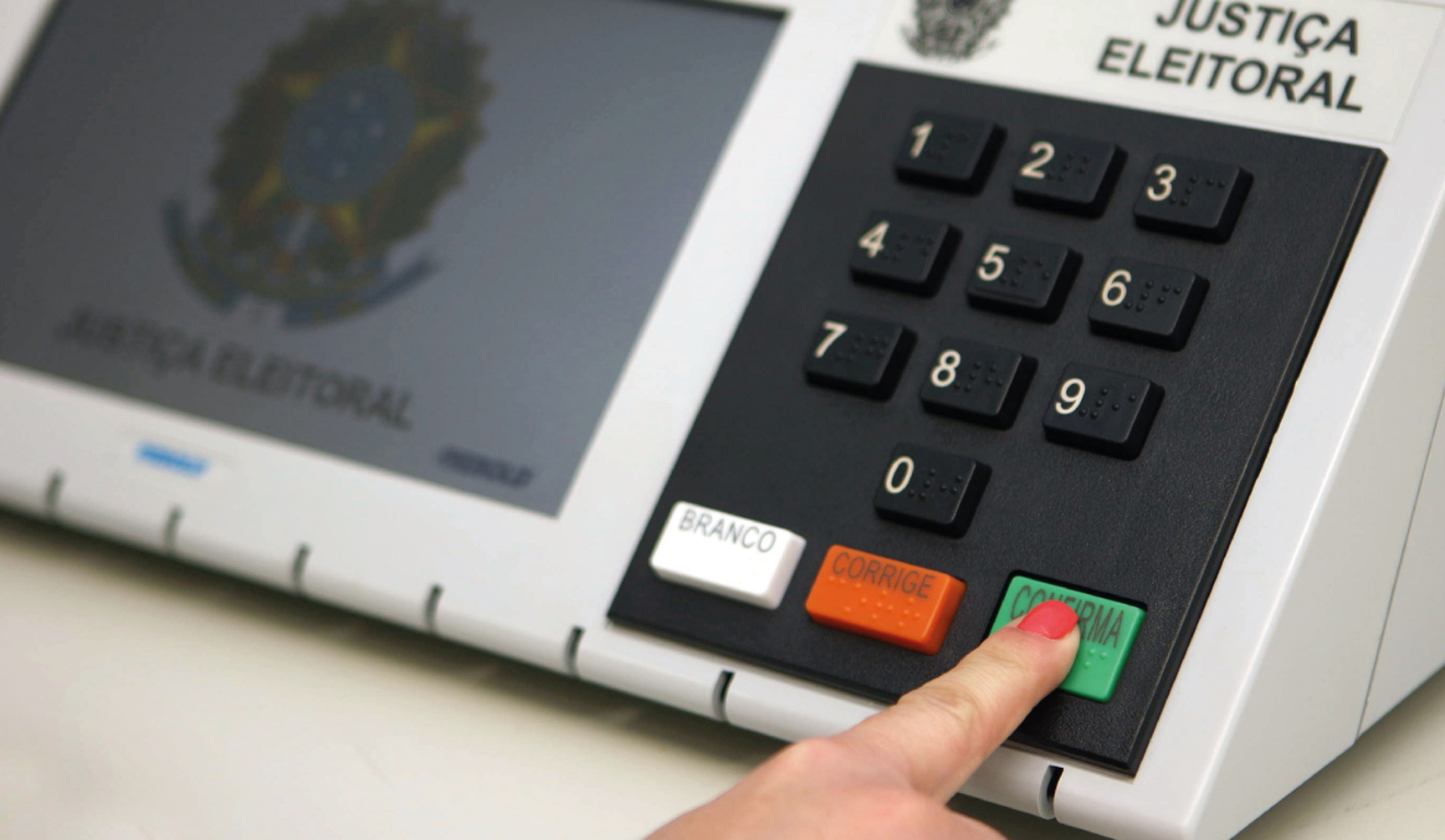 Urna é trocada após tecla “3” parar de funcionar; Justiça suspeita de uso de cola
