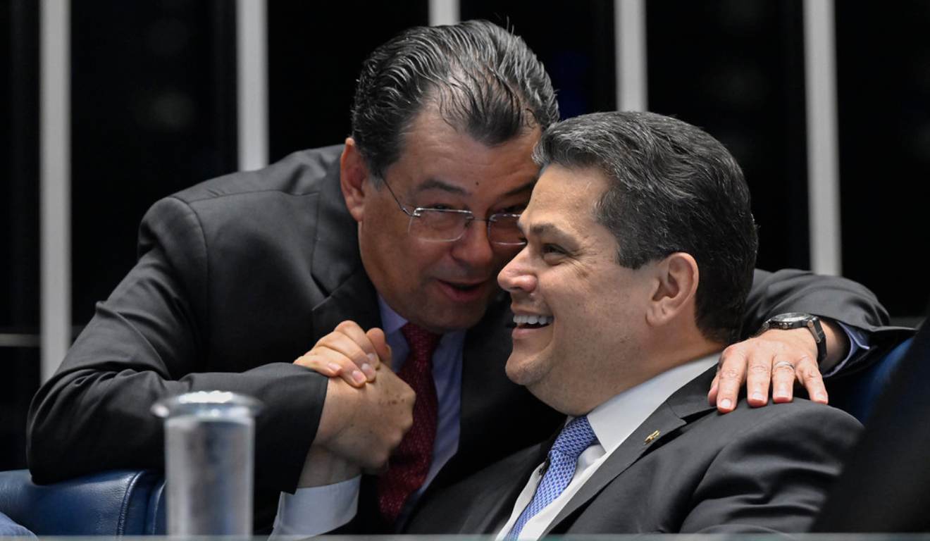 Após segurar PEC por meses, Alcolumbre tenta capitalizar com o fim da escala 6×1; acompanhe ao vivo